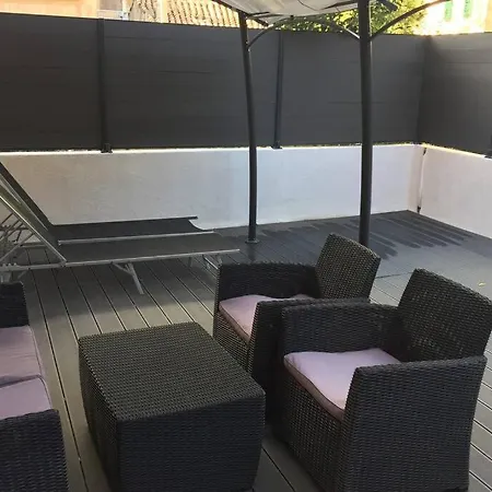 Grande Terrasse Emplacement Au A 1 Minute De La A Pieds カシ